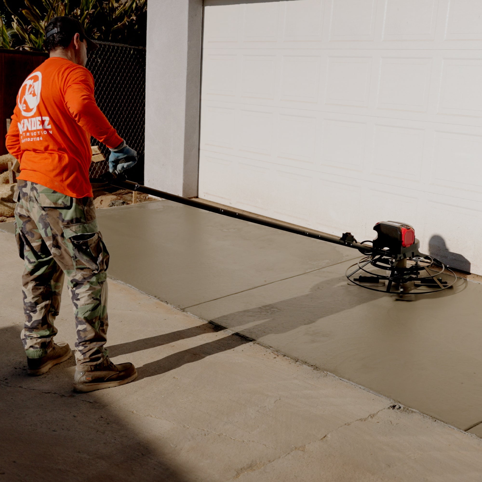 30" Battery-Powered Portable Power Trowel with 18ft Bull Float Handle (SC)